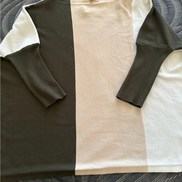 Trendy Beulah Brand Sweater Size Medium - Picture 2 of 3